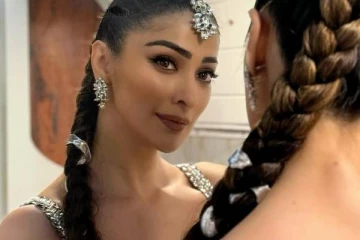 டிரான்ஸ்பெரண்ட் ஆடையில் மிரரில் மின்னும் நடிகை ராய் லட்சுமி!! புகைப்படங்கள்..