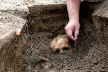 கணவன் மரணத்தில் சந்தேகம்; அடக்கம் செய்த உடலை தோண்டியெடுத்து மனைவி முன்னிலையில் சோதனை