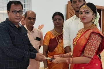 திருமணத்தில் கிடைத்த மொய் பணம் ரூ.1.91 லட்சத்தை அறக்கட்டளைக்கு கொடுத்த மணமக்கள்!