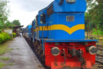 தண்டவாளத்தில் கழுத்தை வைத்து தற்கொலை செய்துக்கொண்ட இளைஞன்