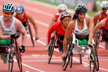 டோக்கியோவில் பாராலிம்பிக் போட்டி இன்று தொடக்கம் - தேசிய கொடியை ஏந்தும் தமிழக வீரர்