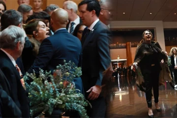 மன்னர் சார்லசுக்கு தர்மசங்கடமான சூழலை உருவாக்கிய பெண்: வெளியான வீடியோ