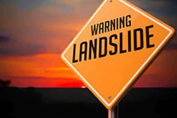 දිස්ත්‍රික්ක තුනකට නායයෑමේ අවදානම් නිවේදන නිකුත් කරයි.