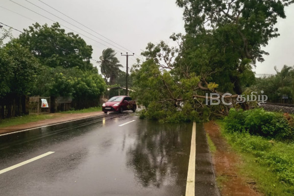 ஆரம்பமாகும் கோர தாண்டவம்! யாழில் காற்றுடன் தொடர் மழை - ஒன்றாகிய கடலும் தரையும் | Heavy Rain Flood Affected Areas In Jafnna Today ஆரம்பமாகும் கோர தாண்டவம்! யாழில் காற்றுடன் தொடர் மழை - ஒன்றாகிய கடலும் தரையும் | Heavy Rain Flood Affected Areas In Jafnna Today