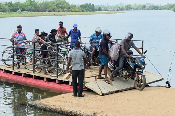 வெருகல் - புன்னையடி இழுவைப் படகு ; ஆபத்தான நிலையில் பயணம் செய்யும் மக்கள் | Verugal Punnaiyadi Tugboat Dangerous Journey