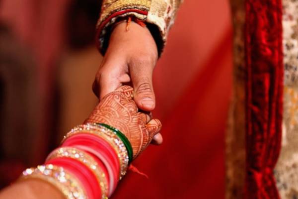 8 கணவர்கள்; எல்லாம் மேக்கப் - டீக்கடையில் சிக்கிய கல்யாண ராணி! | Woman Marries Eight Men Arrested Nagpur