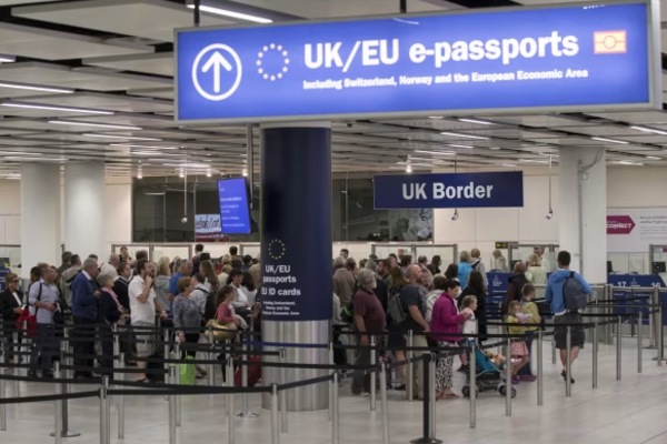 பிரித்தானியாவை விட்டு வெளியேறியோர் தொடர்பில் வெளியான தகவல்! | Number Of People Leaving Britain Increases