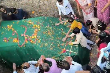 தனது காருக்கு இறுதிச் சடங்கு செய்த நல்லடக்கம் செய்த தொழிலதிபர்!