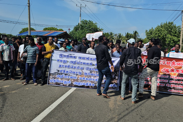 யாழ். அரியாலையில் குவிந்த மக்கள்.. பிரதேச சபையின் திட்டத்துக்கு கடும் எதிர்ப்பு | Protest In Jaffna Ariyalai Against Garbage Dump