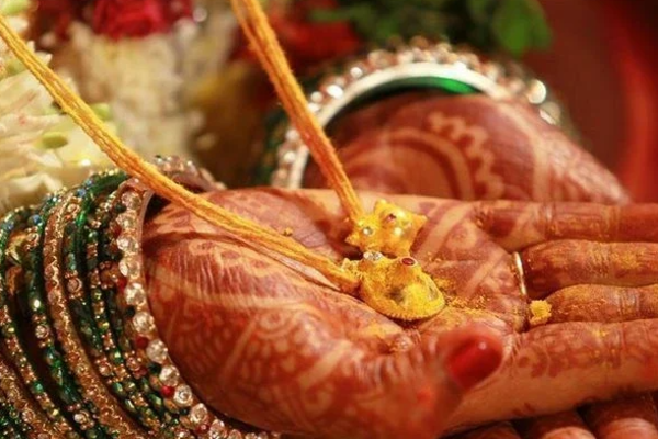 19 வயது யுவதி...வெவ்வேறு இடங்களில் 9 பேருடன் திருமணம்; திடுக்கிடும் தகவல்கள்! | Andhra 19 Year Old Lady Marries 9 Men 9 Places