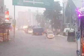 கொழும்பில் கொட்டி தீர்க்கும் பேய் மழை : பல வீதிகளுக்கு பூட்டு