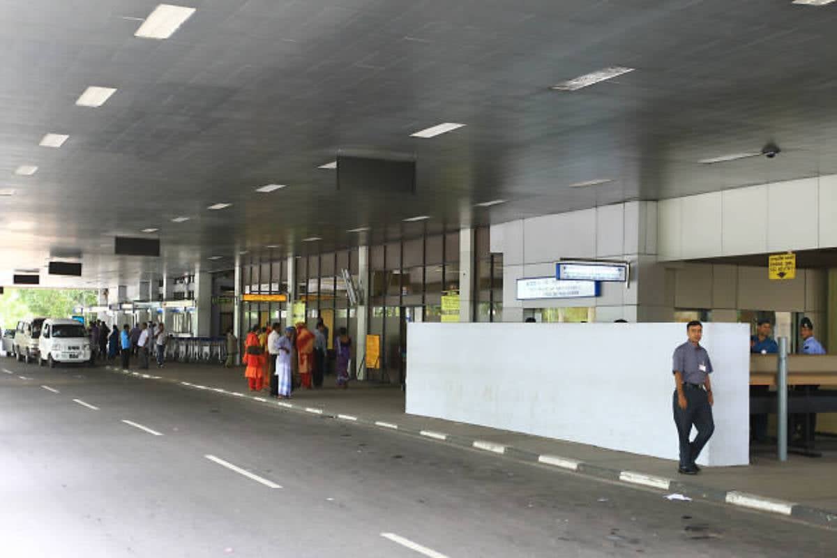 கட்டுநாயக்க விமான நிலையத்தில் வெளிநாட்டு பயணி ஒருவர் கைது | Foreigner Arrested In Katunayake Airport கட்டுநாயக்க விமான நிலையத்தில் வெளிநாட்டு பயணி ஒருவர் கைது | Foreigner Arrested In Katunayake Airport