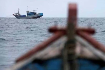 சந்தேகத்தினால் சுற்றிவளைக்கப்பட்ட பல நாள் மீன்பிடிப் படகு