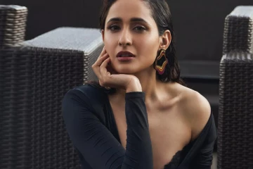 நடிகை பிரக்யா ஜெய்ஷ்வால் ஹாட் போட்டோஷூட்