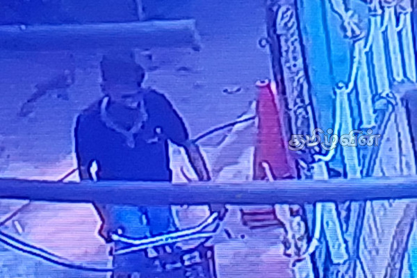 வவுனியா பாடசாலைக்குள் சைக்கிள் திருட்டு(Video) | Bicycle Theft Inside Vavuniya School