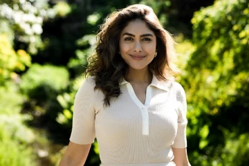 மிருனாள் தாகூர் கியூட் போட்டோஷூட்