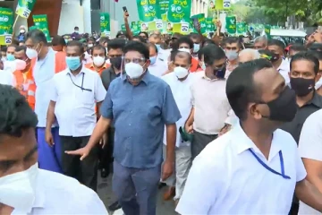 பல பகுதிகளிலிருந்தும் கொழும்பிற்குள் நுழைந்த பெருமளவான மக்கள்! ஸ்தம்பிக்கும் இலங்கையின் தலைநகரம் (VIDEO)