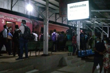 புகையிரத தண்டவாளத்திற்குள் தவறி விழுந்த நபர்!