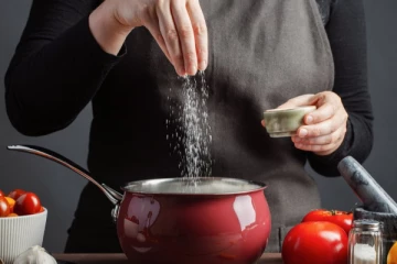 உணவில் உப்பு அதிகமாக சேர்ப்பவரா நீங்கள்? இனியும் அந்த தவறை செய்யாதீங்க