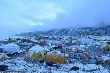 கொரோனாவின் கோர பிடியில் எவரெஸ்ட் மலை சிகரம்: உயிருக்கு ஆபத்தான நிலையில் பலர்