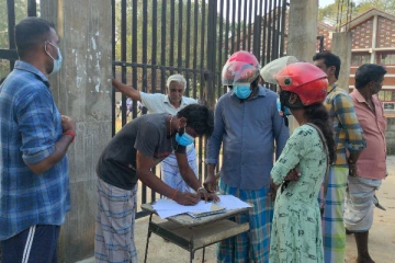 கனகாம்பிகைகுளம் அ.த.க பாடசாலைக்கு இளம் அதிபரை நியமித்து தாருங்கள்: பெற்றோர் கையெழுத்து போராட்டம்(Photos)