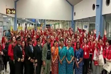 பிரான்சிலிருந்து இலங்கை வந்தடைந்துள்ள 250 இளம் பெண்கள்! ஸ்ரீலங்கன் ஏர்லைன்ஸ் அதிகாரிகள் வரவேற்பு