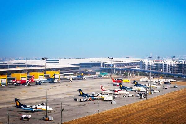 உள்ளாடைக்குள் ரூ.25 லட்சம் பதுக்கிய பெண் விமானப் பயணி | Air Passenger Stashed Rs 25 Lakh In Her Underwear