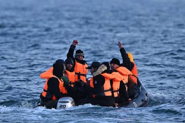 பிரித்தானியாவில் நிகர புலம்பெயர்தல் எண்ணிக்கை வீழ்ச்சி: சொல்லப்படும் காரணங்கள் | Uk Net Migration Drops