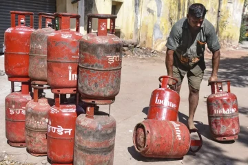 சமையல் எரிவாயு சிலிண்டர்கள் 4 ஆக குறைப்பு.., உஜ்வாலா பயனாளிகளுக்கு அதிர்ச்சி