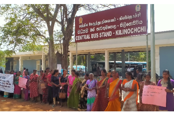 பெண்களை நாட்டிற்கு அழைத்து வாருங்கள்; கிளிநொச்சியில் போராட்டம்(Photos) | Bring Women To The Country Protest In Kilinochchi