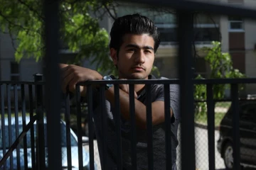 அகதியாக கனடா வந்த பதின்ம வயது சிறுவன்... குடும்பத்துடன் இணைய நீண்ட காலமாக காத்திருக்கும் அவலம்