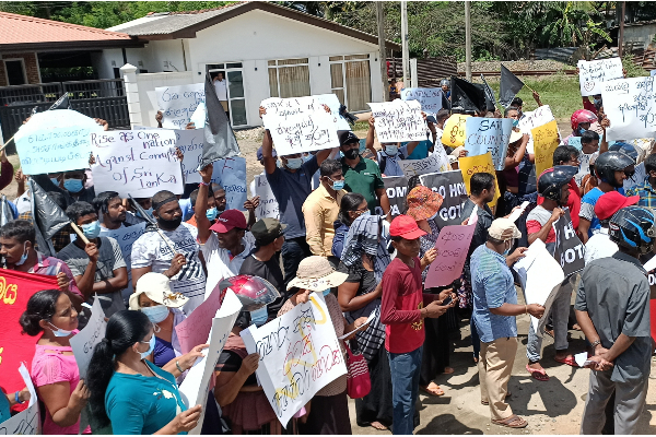அரசுக்கு ஆதரவு வழங்காதே! ஊழல் வாதியே வீட்டுக்குப்போ! வவுனியாவில் போராட்டம் - ஐபிசி தமிழ்