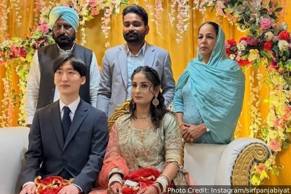 கொரிய இளைஞரை கைப்பிடிக்கும் பஞ்சாபி பெண்: இணையத்தில் ஹிட் அடிக்கும் புகைப்படம் | Punjabi Korean Couple Engagement Viral Photo