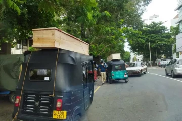 சவப்பெட்டிகளுடன் காத்திருக்கும் உறவினர்கள்! - வைரலாகியுள்ள புகைப்படம்