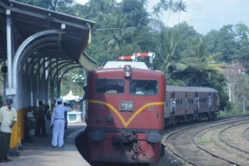 தொடருந்தில் பயணிப்போருக்கான அறிவித்தல்