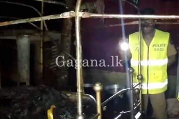 දෙදරු පියා තමන්ට ගිනි තියාගෙන - වාහනයටත් තියලා. - (VIDEO)