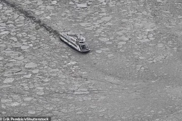 பனியில் உறைந்த நியூயார்க் நகரம்... பயணிகள் படகு சேவைகள் நிறுத்தம்