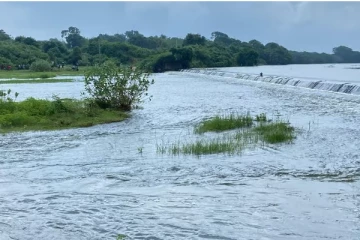 பாலியாறு பெருக்கெடுத்து : கனமழையால் தவிக்கும் மன்னார் மக்கள்