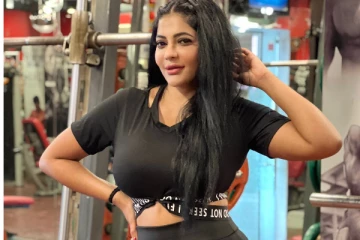 பாக்கியலட்சுமி ராதிகாவா இது!! 41 வயதில் இறுக்கமான ஆடையில் வாய்ப்பிளக்க வைத்த நடிகை ரேஷ்மா