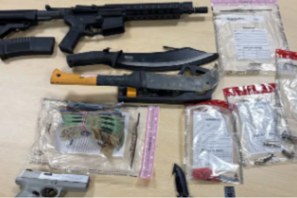 கனடாவில் திடீரென மேற்கொள்ளப்பட்ட சோதனையில் சிக்கிய பொருட்கள் | Knives A Gun And Cash Found During Traffic Stop கனடாவில் திடீரென மேற்கொள்ளப்பட்ட சோதனையில் சிக்கிய பொருட்கள் | Knives A Gun And Cash Found During Traffic Stop