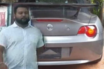 கண்டியில் முன்னாள் அமைச்சரின் மருமகன் வீட்டில் கண்டுபிடிக்கப்பட்ட வாகனங்கள் யாருடையது?