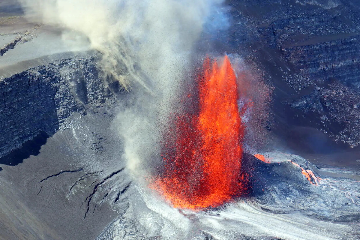 625 அடி உயரத்திற்கு பீறிட்டு நெருப்பு குழம்பை கக்கும் கிலாவியா எரிமலை | Kilauea Volcano Spewing Fire 625 Feet 2026 625 அடி உயரத்திற்கு பீறிட்டு நெருப்பு குழம்பை கக்கும் கிலாவியா எரிமலை | Kilauea Volcano Spewing Fire 625 Feet 2026