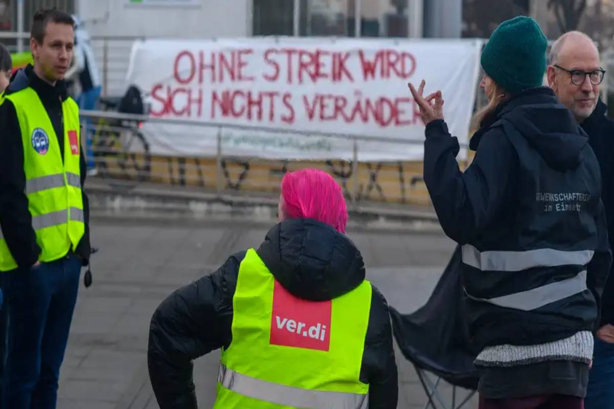 ஜேர்மனி போக்குவரத்து யூனியன் வேலைநிறுத்தம்: ஸ்தம்பித்த மாகாணங்கள் | Bus And Tram Strikes Hit Several States Hard