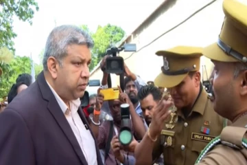 நீதி அமைச்சரிடம் கதறி அழுத பொலிஸ் அதிகாரிகள் ; கண்ணீரில் மூழ்கிய வெலிக்கடை சிறைச்சாலை