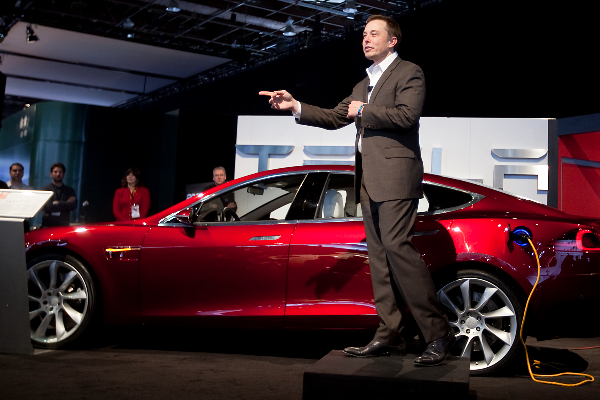 இன பாகுபாடு சர்ச்சையில் சிக்கிய  டெஸ்லா நிறுவனம் : காரணம் என்ன? - தமிழ்நாடு