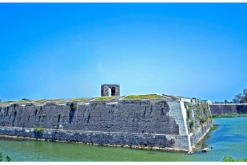 யாழ்.கோட்டையில் இடம்பெறும் நாகரீகமற்ற நடவடிக்கைகள்!