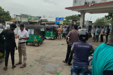 எரிபொருள் விநியோகத்தில் பிரதேச செயலாளருக்கும் பொலிஸாருக்கும் இடையில் முரண்பாடு(Photos)