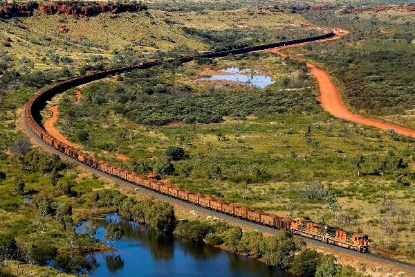 சாரதியே இல்லாமல் இயங்கும் உலகின் மிக நீளமான ரயில்... வியக்கவைக்கும் பின்னணி | Bhp Iron Ore Rail Service