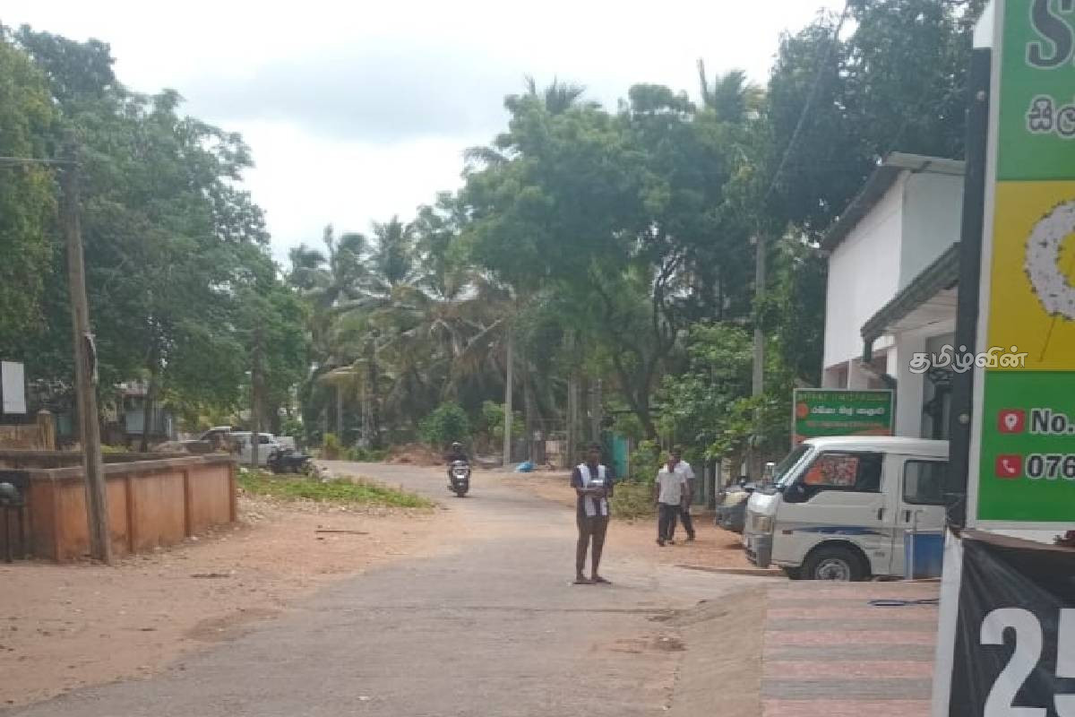வவுனியா பொது வைத்தியசாலை – மலர்சாலை டீல்: வைத்தியசாலையில் இருந்து செல்லும் பிணங்கள் | Deal With Flower Shop Front Of Vavuniya Hospital வவுனியா பொது வைத்தியசாலை – மலர்சாலை டீல்: வைத்தியசாலையில் இருந்து செல்லும் பிணங்கள் | Deal With Flower Shop Front Of Vavuniya Hospital