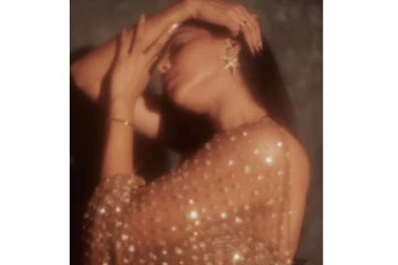 ட்ரான்ஸ்பரென்ட் சேலையில் நடிகை ஐஸ்வர்யா லட்சுமியின் அசத்தலான போட்டோஷூட் ஸ்டில்கள்